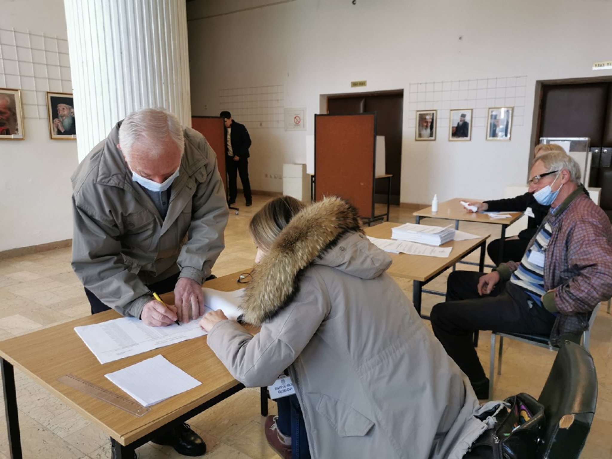 ŠTA JE POTREBNO PONETI NA GLASAČKO MESTO Proverite da li ste poneli jedan od ova dva važeća dokumenta!