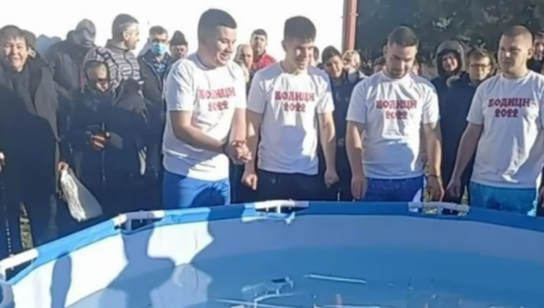 BUGARI SU NEPOBEDIVI Plivali za krst u gumenom bazenu, dogodine u lavoru! (VIDEO)