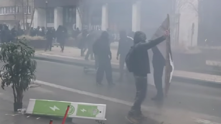 HAOS U BRISELU Vodenim topovima na narod (VIDEO)