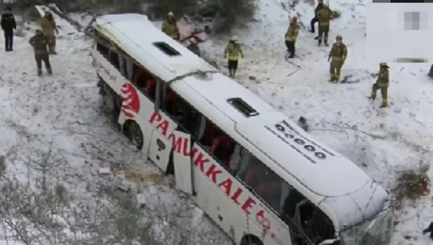 VELIKA TRAGEDIJA Autobus se survao u provaliju dugu 30 metara, ima poginulih (VIDEO)