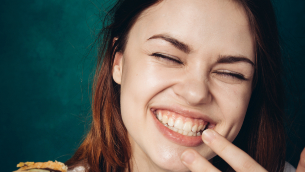 IZBELITE ZUBE ZA DESET MINUTA: Do blistavo belog osmeha uz pomoć čarobnog praha koji imate u kuhinji