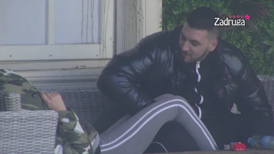 DA LI BI SMELA DA IMAŠ SE*SUALNI ODNOS U RIJALITIJU?! Zola gutao pogledom baš ovu zadrugarku!