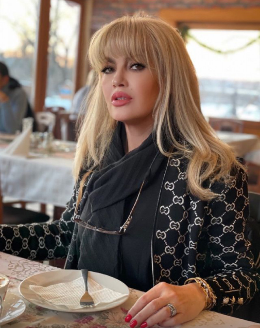 NEVEROVATNO LIČE! Ovo je majka bivše voditeljke, ima 58 godina i izgleda nestvarno dobro (FOTO)