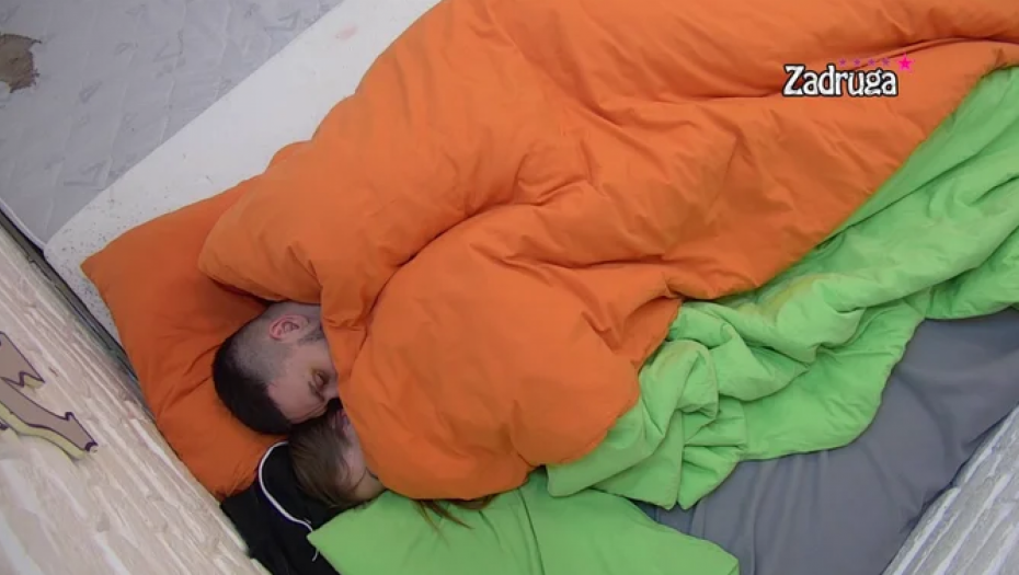 ZAPOČELI VRELO INTIMIZIRANJE ISPOD POKRIVAČA Nevena i Zola se osamili, pa se prepustili strastima, ne mare za kamere!