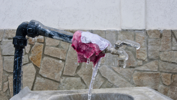 U SRBIJI PUCAJU ZALEĐENE CEVI U DOMAĆINSTVIMA: Postoje načini kako da ih odledite, to nikako nije zagrevanje!