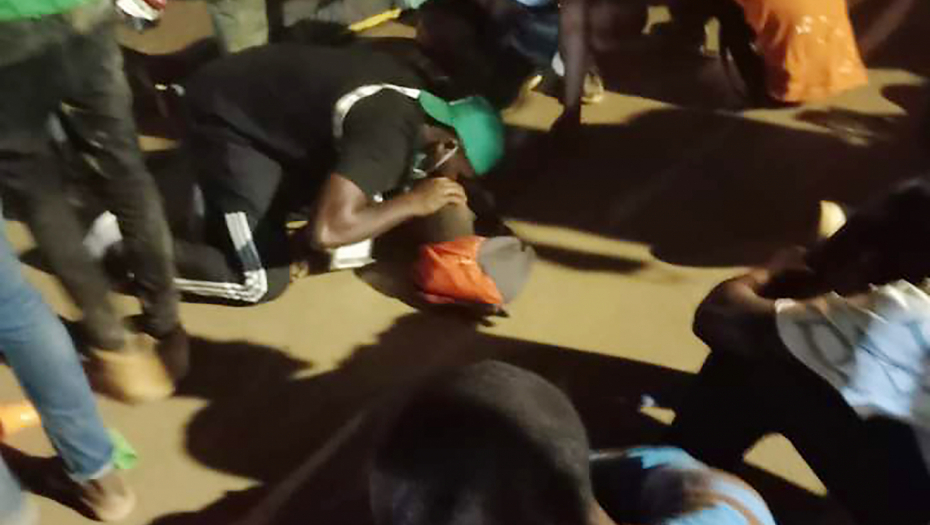 EPILOG STAMPEDA Osam poginulih, 38 povređenih u metežu pred utakmicu u Kamerunu! (VIDEO)