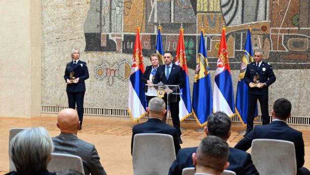 SRBIJA IMA LJUDE NA KOJE MOŽE DA SE PONOSI Ministar Vulin uručio tradicionalne nagrade pripadnicima MUP-a