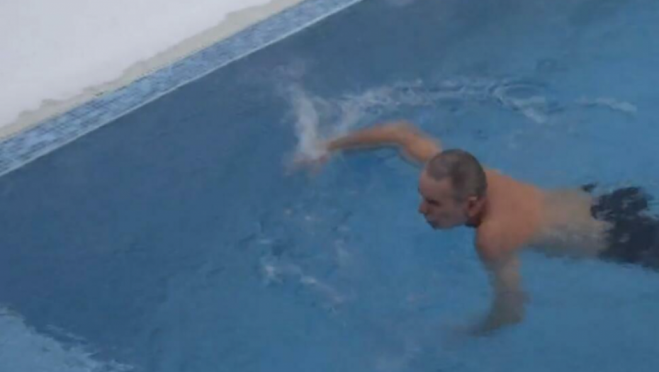 LEPI MIĆA NA OVAJ MINUS USKOČIO U BAZEN! Zadrugar se skinuo, pa zaplivao u ledenoj vodi, ne odustaje od rituala! (VIDEO)