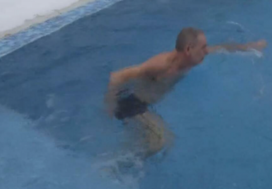 LEPI MIĆA NA OVAJ MINUS USKOČIO U BAZEN! Zadrugar se skinuo, pa zaplivao u ledenoj vodi, ne odustaje od rituala! (VIDEO)