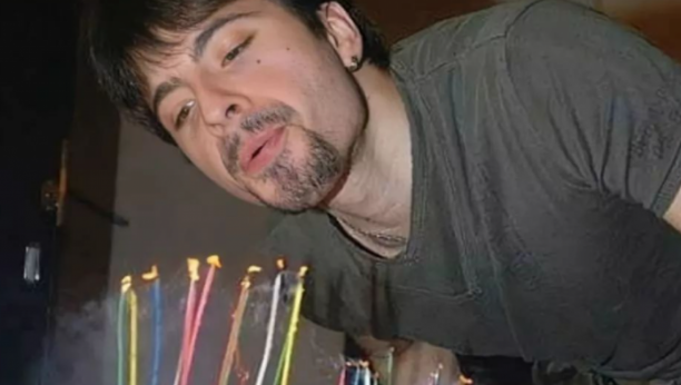 KRST OD BELIH RUŽA I HLADNI MERMER KAO VEČNO POČIVALIŠTE Ovde je sahranjen Toše Proeski, a cela prostorija je samo za pokojnog pevača! (FOTO)