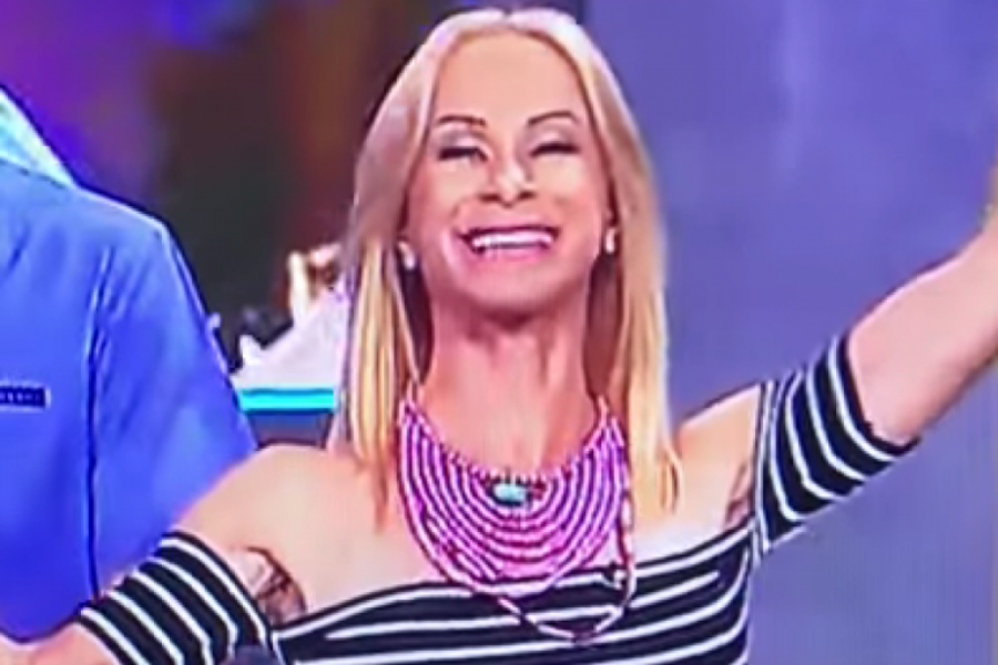 URNEBESNO, VODITELJKI ISPAO ZUB U SRED EMISIJE! Tražila ga po podu, svi se rasplakali od smeha! (VIDEO)