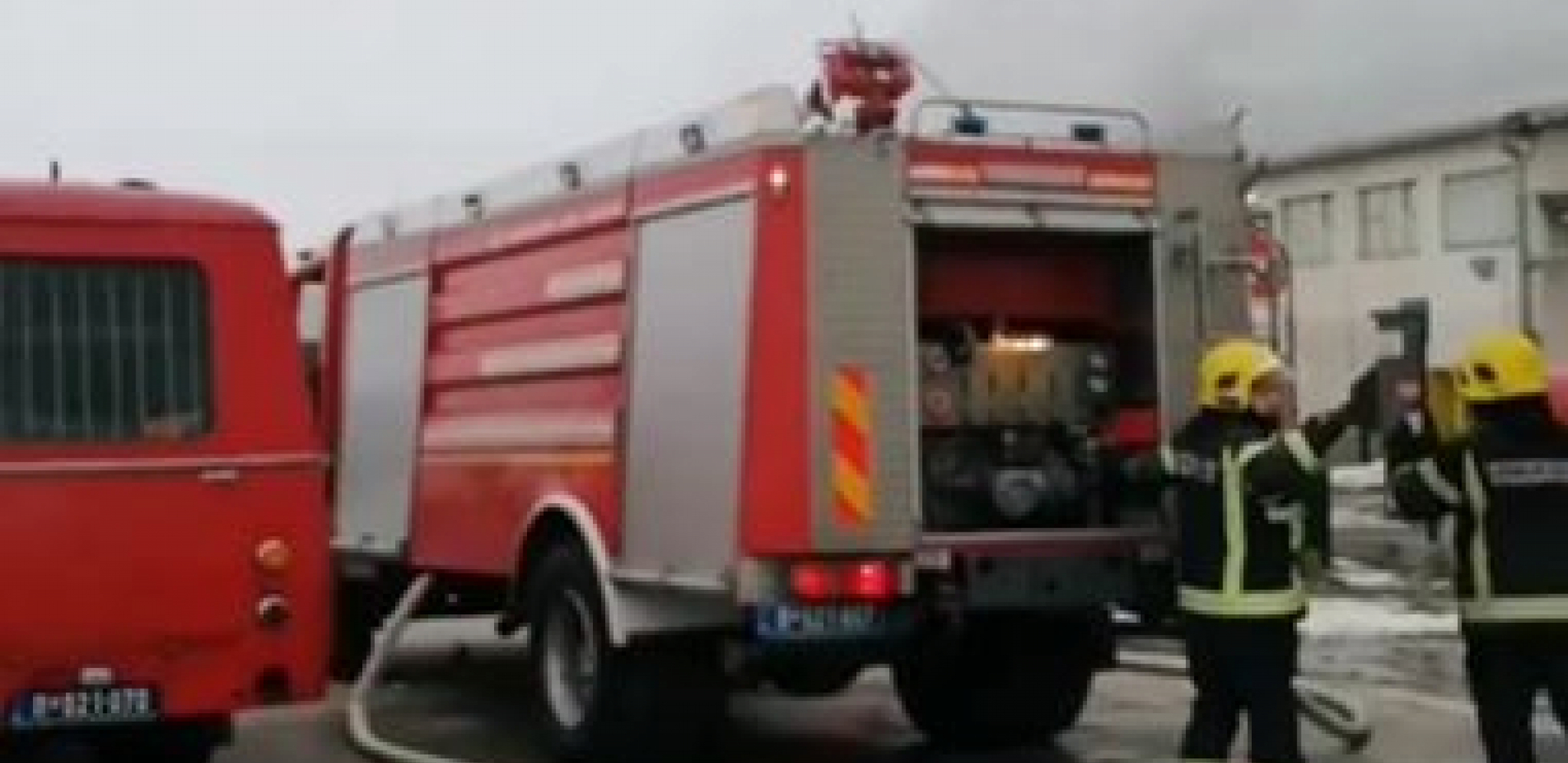 PANIKA ZBOG POŽARA NA NOVOM BEOGRADU Vatrogasci spasili dete sa krova zgrade u napetoj akciji