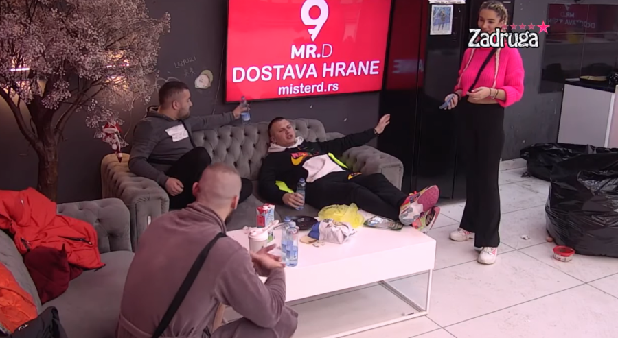 ŽELI DA GA OSVOJI! Aleks spremila večeru za Dejana, Karić i Mensur nahvalili njen trud, pa joj dali jedan savet, Dalila će poludeti!