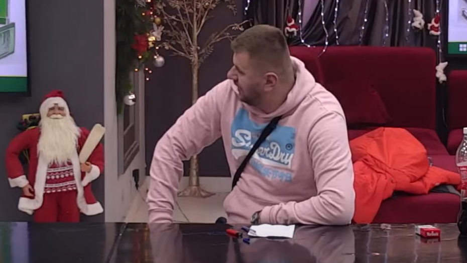 JANJUŠ JE OPIPAO BEZ SRAMA! Ovu zadrugarku je Janjušević uzeo pod svoje, dodirivao je, a zatim joj rekao ovo!