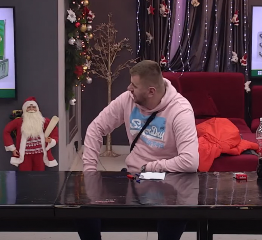 IDEŠ POGREŠNIM PUTEM! Janjuša izjeda ljubomora što je Aleks spremila večeru Dejanu, a onda je potkačio i Cara zbog Maje i Čorbe!