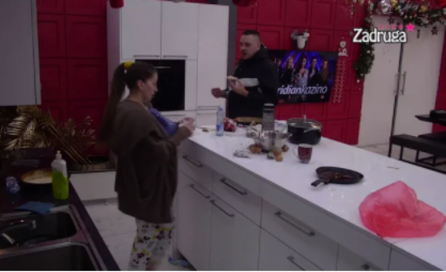 NE PUŠTA GA IZ RUKE! Car zapevao Dalili i milovao je po kosi, pa je uporedio sa Tedijem, ovako teče njihovo pomirenje!