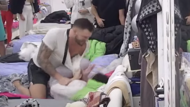 OPŠTI HAOS U BELOJ KUĆI! Viki nasrnula na Marka, pa mu pocepala majcu, on je brutalno izvređao, obezbeđenje odmah uletelo!