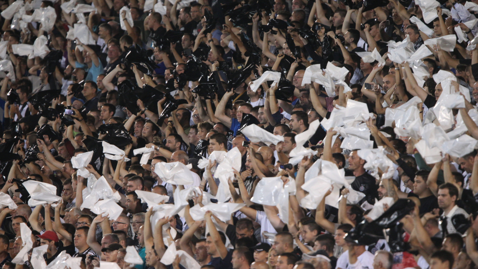 U STRAHU OD NOVOG HAOSA Policija na nogama, Hrvati se plaše "grobara"