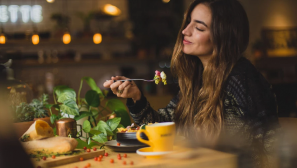 DOŽIVITE NERVNI SLOM KAD ČUJETE ZVUK MLJACKANJA To može da bude simptom ove bolesti!