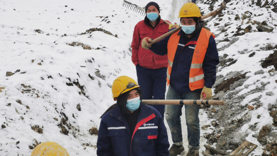 KINEZI RADE PUNOM PAROM, A MEŠTANI NAVIJAJU SAT PO NJIMA Biće nam žao kada odu! (FOTO)