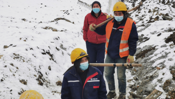 KINEZI RADE PUNOM PAROM, A MEŠTANI NAVIJAJU SAT PO NJIMA Biće nam žao kada odu! (FOTO)