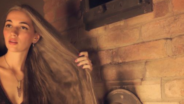 OSEDELA JE SA SAMO 13 GODINA: Ana pere kosu samo JEDNOM MESEČNO i NIKAD je nije OŠIŠALA! (FOTO)