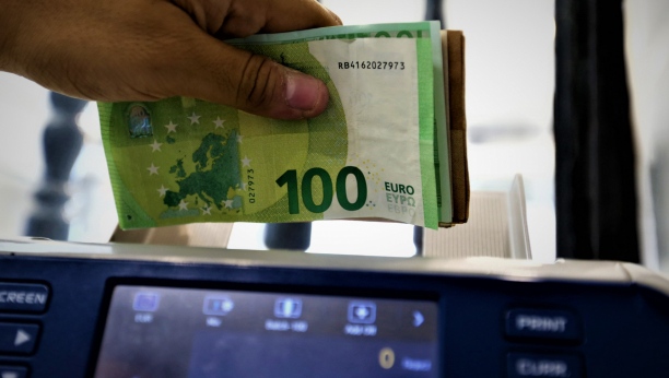 OBEĆANO - ISPUNJENO Novac leže na račune više od milion građana Srbije: MRZITELJI optužili mlade da su se prodali za 100 EVRA