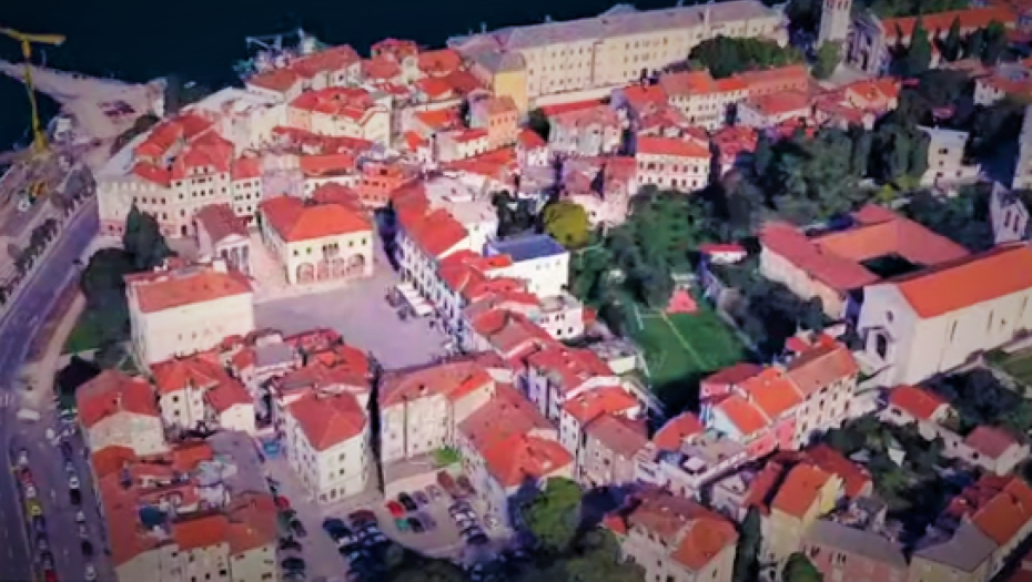 NA DAN KADA SE SVET SEĆA ŽRTAVA DRUGOG SVETSKOG RATA U centru Pule grafiti s kukastim krstom i poruka "Za dom spremni"