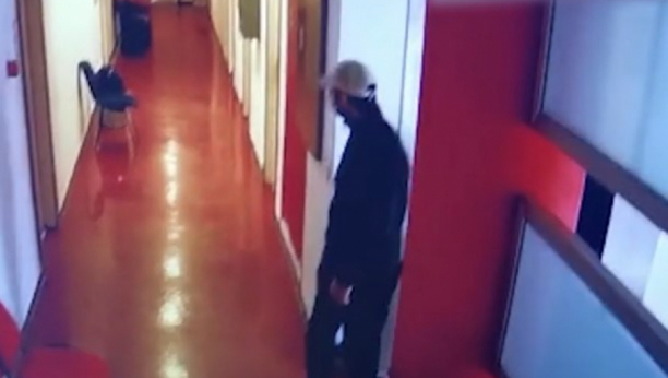 DRSKA KRAĐA U BEOGRADSKOJ OPŠTINI SNIMLJENA KAMEROM Lopov ukrao POLICIJSKU OPREMU, pa se pravio "lud" - evo kako je probao da iznese PLEN! (VIDEO)