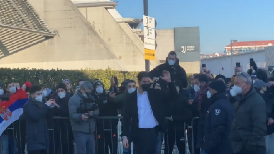 DOČEKALA GA SRPSKA ZASTAVA! Vlahović stigao u Torino navijači u transu, odabrao je i broj! (VIDEO)