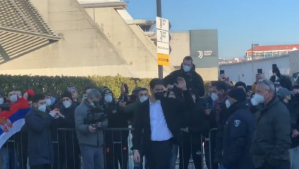 DOČEKALA GA SRPSKA ZASTVA! Vlahović stigao u Torino navijači u transu, odabrao je i broj! (VIDEO)