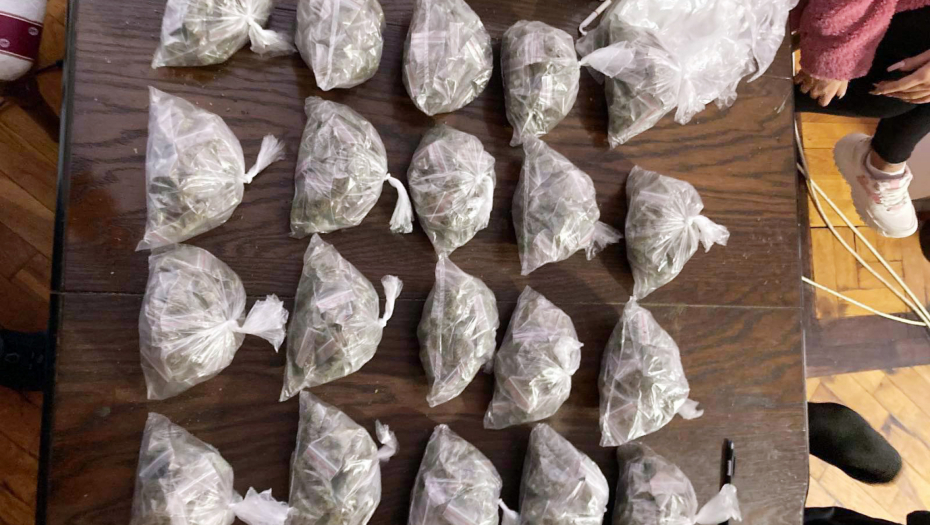 UHAPŠENI ZBOG DROGE I FALSIFIKOVANJE DOKUMENATA Pronađena marihuana, kokain i lažni pasoši