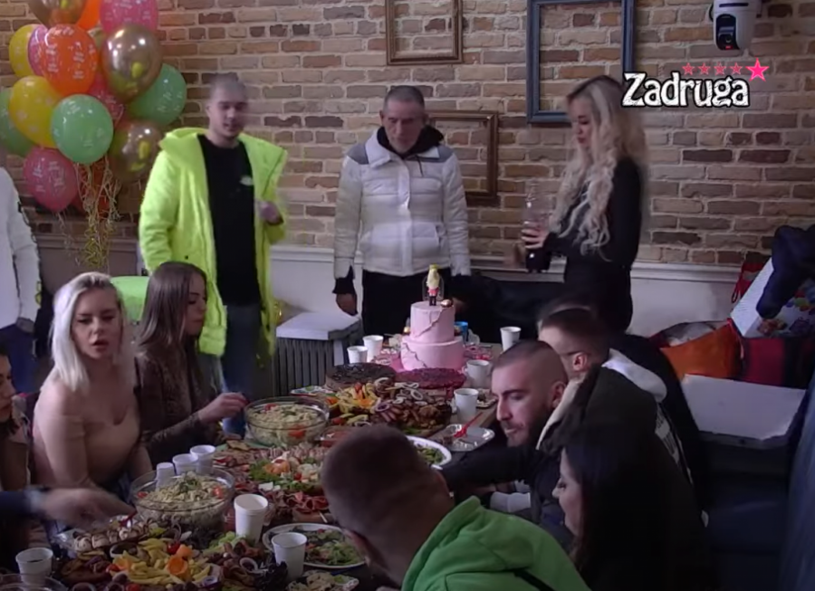 TRUDI SE DA JOJ POPRAVI RASPOLOŽENJE! Dejan sve vreme obleće oko Aleks i ispunjava želje slavljenici!