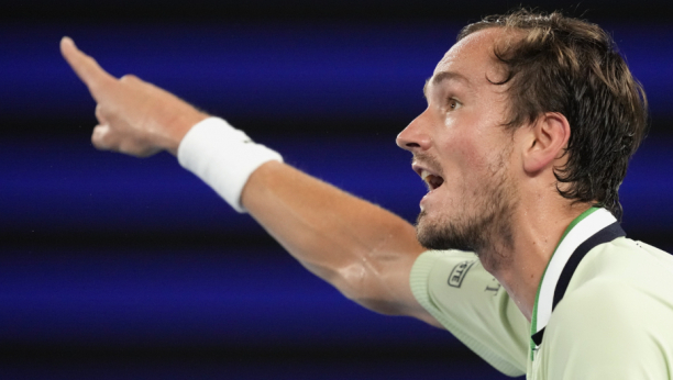 SMEJETE MI SE, A BIO SAM TOTALNO VAN SEBE! Medvedev progovorio o spornom trenutku na meču protiv Cicipasa!