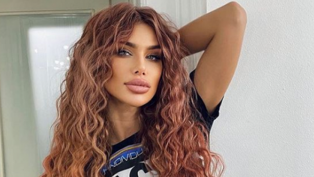 NISU SE ODVAJALI I BILI SU VEOMA PRISNI Ivana Hurricane uhvaćena sa misterioznim dečkom u Crnoj Gori i to na nastupu ove koleginice