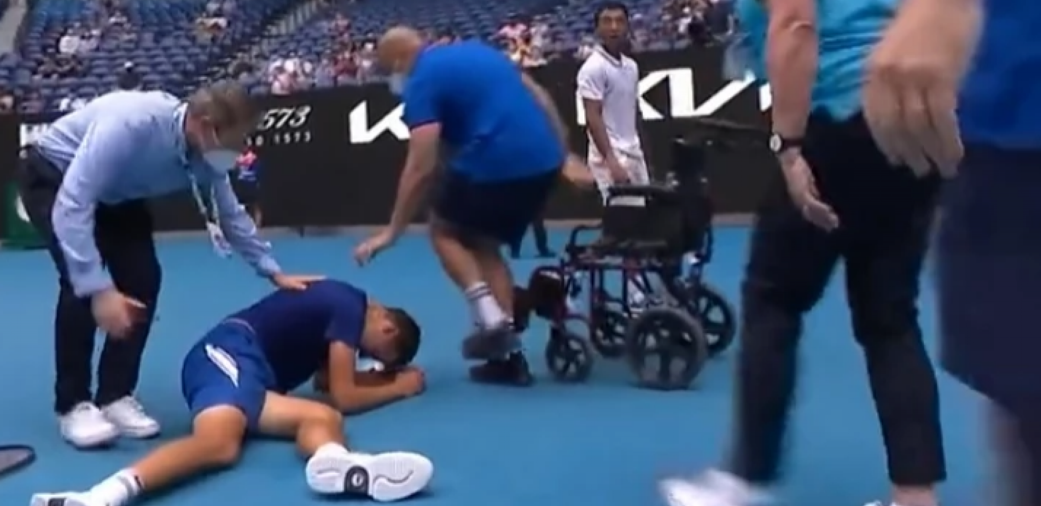 DRAMA NA AUSTRALIJAN OPENU! Teniser se srušio, lekari morali da ga iznose sa terena! (VIDEO)