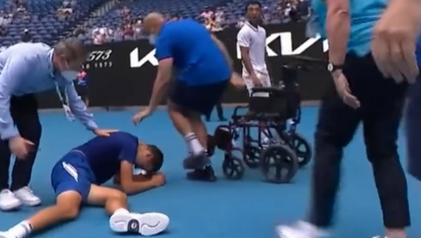 DRAMA NA AUSTRALIJAN OPENU! Teniser se srušio, lekari morali da ga iznose sa terena! (VIDEO)