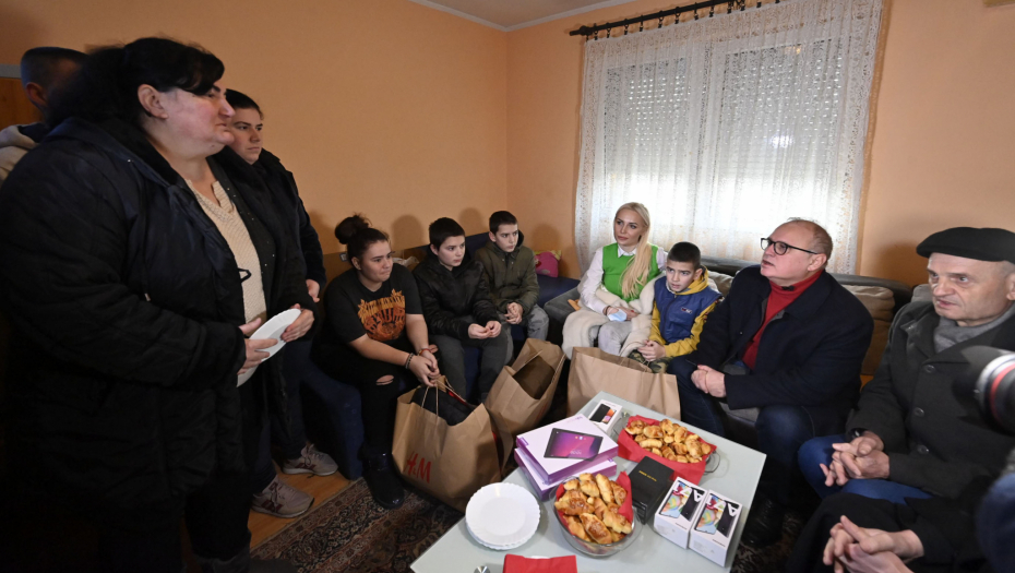 VESIĆ POSETIO PORODICU JELIĆ Samohrana majka devetoro dece dobiće montažnu kuću!