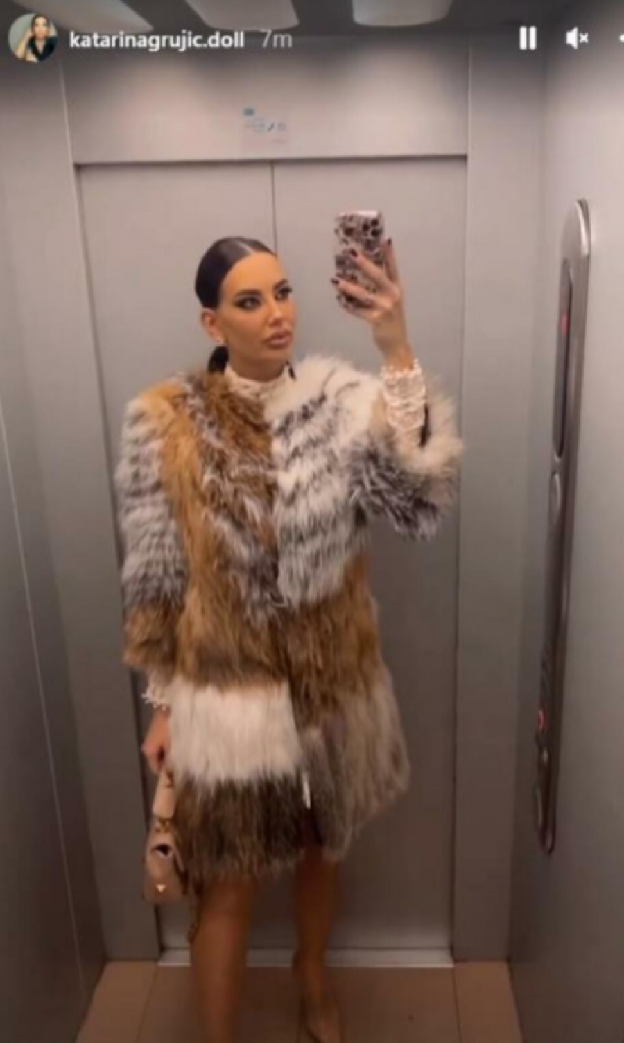 KATARINA GRUJIĆ POKAZALA ZGODNO TELO! Pevačica mesec dana nakon porođaja krenula u provod, a izgleda kao top model! (FOTO)