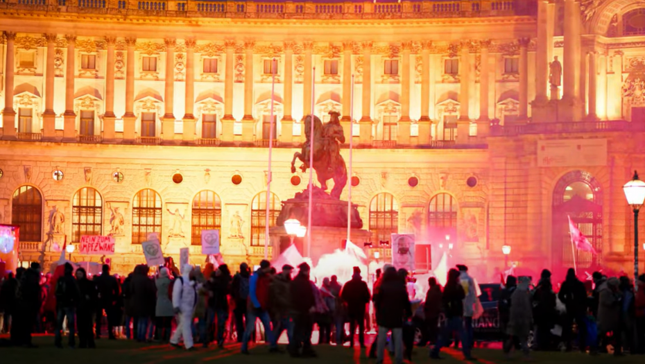 POBUNA U BEČU! Policija koristi biber sprej i fizičku silu protiv demonstranata! (VIDEO)