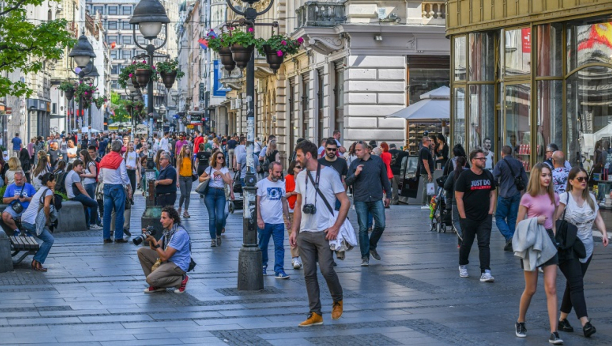 MALI ALEK SVAKO JUTRO NASMEJE BEOGRAĐANE Put do vrtića je urnebesan, a njegova mama ima objašnjenje za to