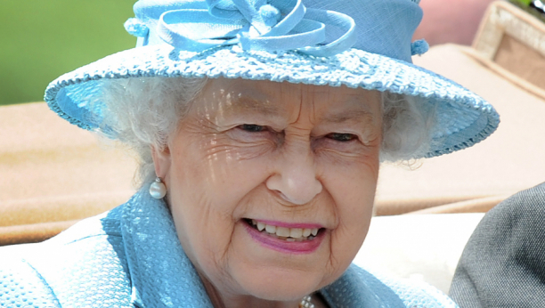 MOLIM LEPO Engleska kraljica u desetoj deceniji pokrenula biznis: Glavni sastojak OVOG proizvoda ima svaka srpska bašta!
