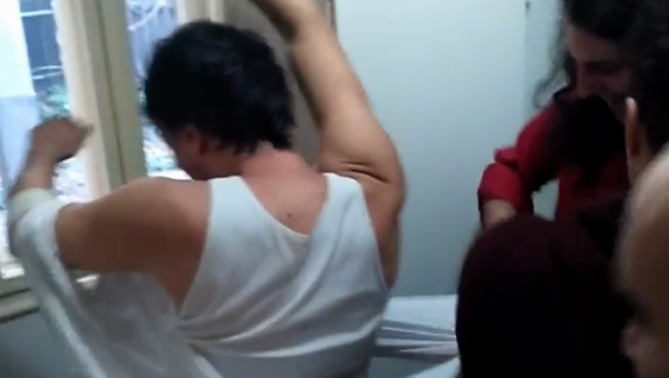 OBIČAJ KOJI SVI POŠTUJU, A MALO NJIH ZNA ŠTA ZNAČI Evo zašto se cepa košulja novopečenom tati?