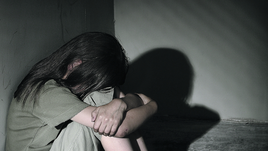 IZVRŠIO JE OBLJUBU SA DETETOM MLAĐIM OD PETNAEST GODINA Brat (28) silovao rođenu maloletnu sestru (13) u porodičnoj kući u Doboju