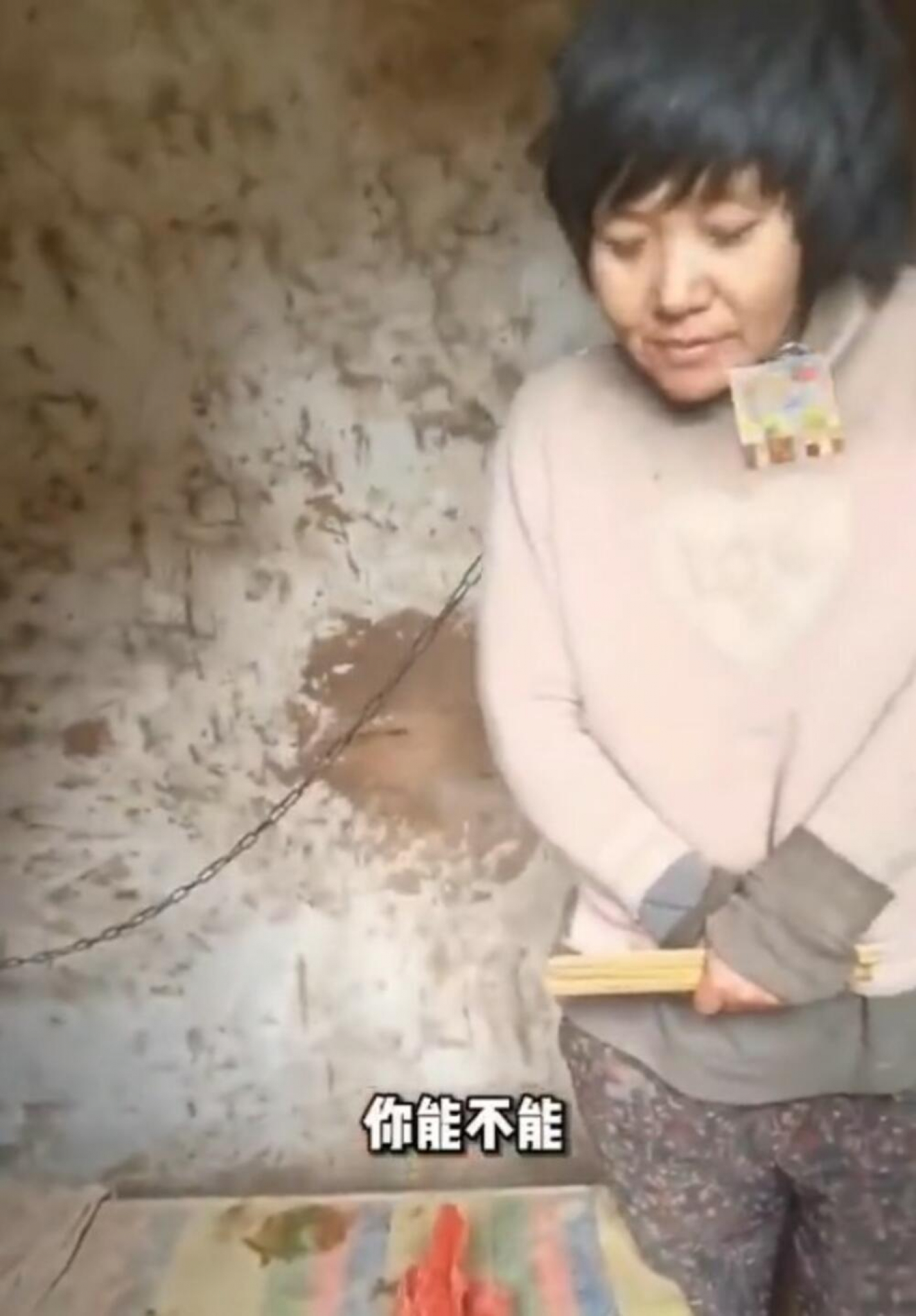 GNEV I ŠOK U KINI! Majka osmoro dece vezana lancima se smrzava u kolibi (VIDEO)