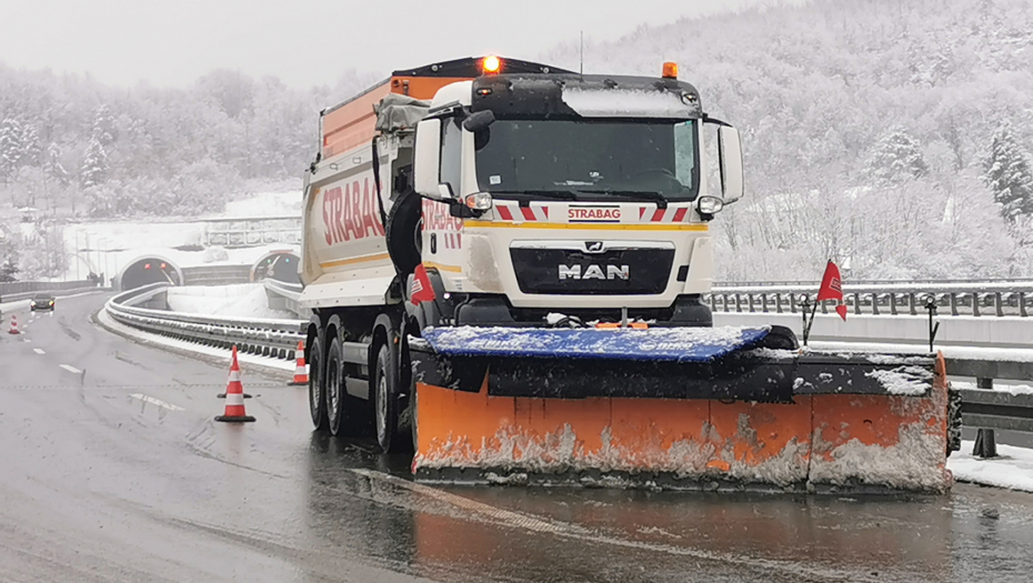 SAOBRAĆAJNA NEZGODA NA MILOŠU VELIKOM Preticao kamion za čišćenje snega i izazvao težak sudar (FOTO)