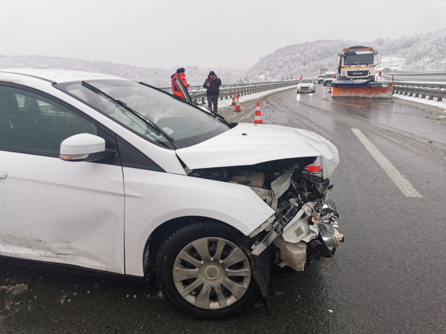 SAOBRAĆAJNA NEZGODA NA MILOŠU VELIKOM Preticao kamion za čišćenje snega i izazvao težak sudar (FOTO)