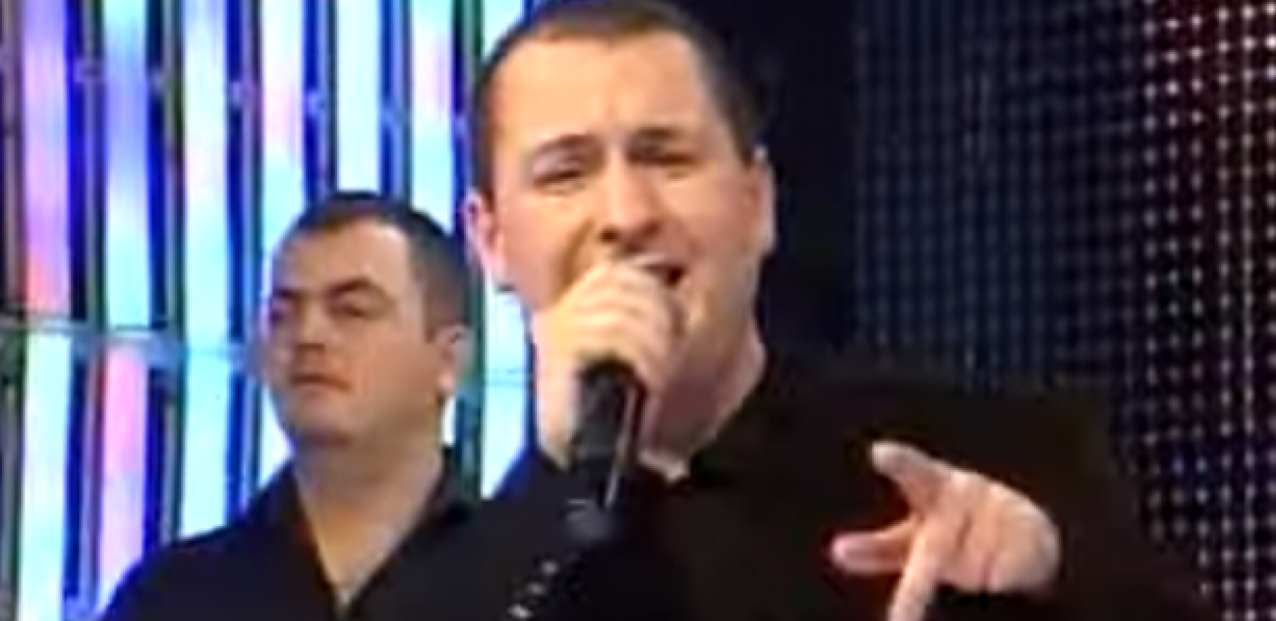 DUGO GA NIJE BILO U JAVNOSTI! On je sin poznatog folk pevača, ređao je hitove i naprasno je nestao sa scene, a evo kakao dnaas izgleda! (FOTO)