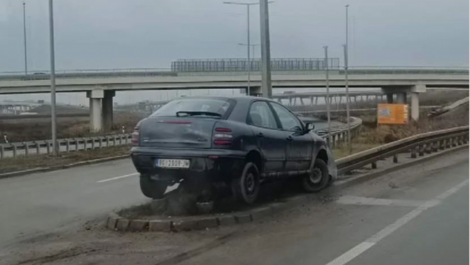 NEVEROVATNA SCENA KOD BATAJNICE Vozač zakucao auto na ogradu (FOTO)