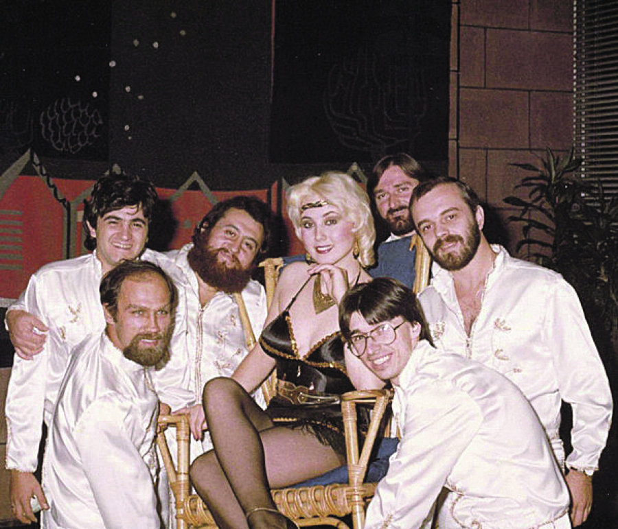 BRENA I SLATKI GREH NAPRAVILI SU REVOLUCIJU Pre tačno 40 godina objavljen je album koji je iz korena promenio audio-vizuelnu scenu Balkana!